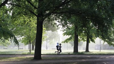 每天10000步健康实验视频封面，展示一位跑步者在城市街道上行走的动态画面